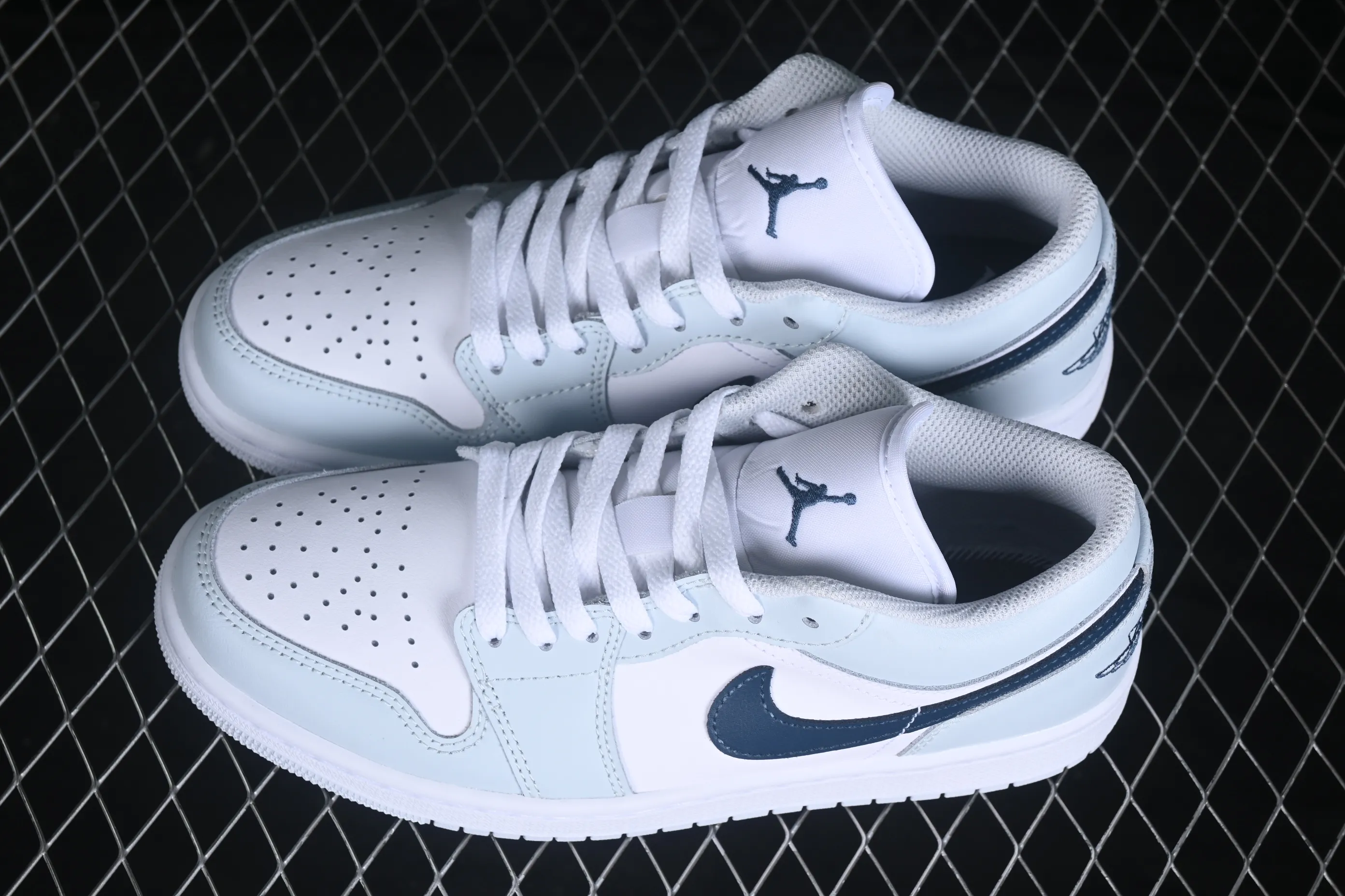 All categories Air Jordan Jordan series basketball shoes Air Jordan 1 Low G version pure original Air Jordan 1 Low AJ1 Joe 1 white gray blue hook low-top retro culture basketball shoes 553558-400